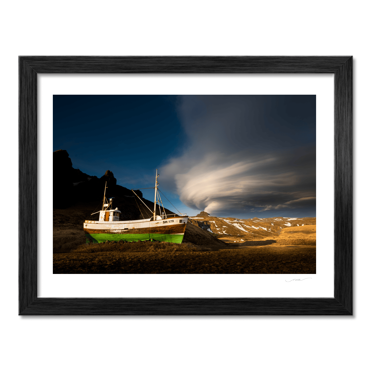 abandoned-fishing-boat-lenticular-clouds-iceland PM