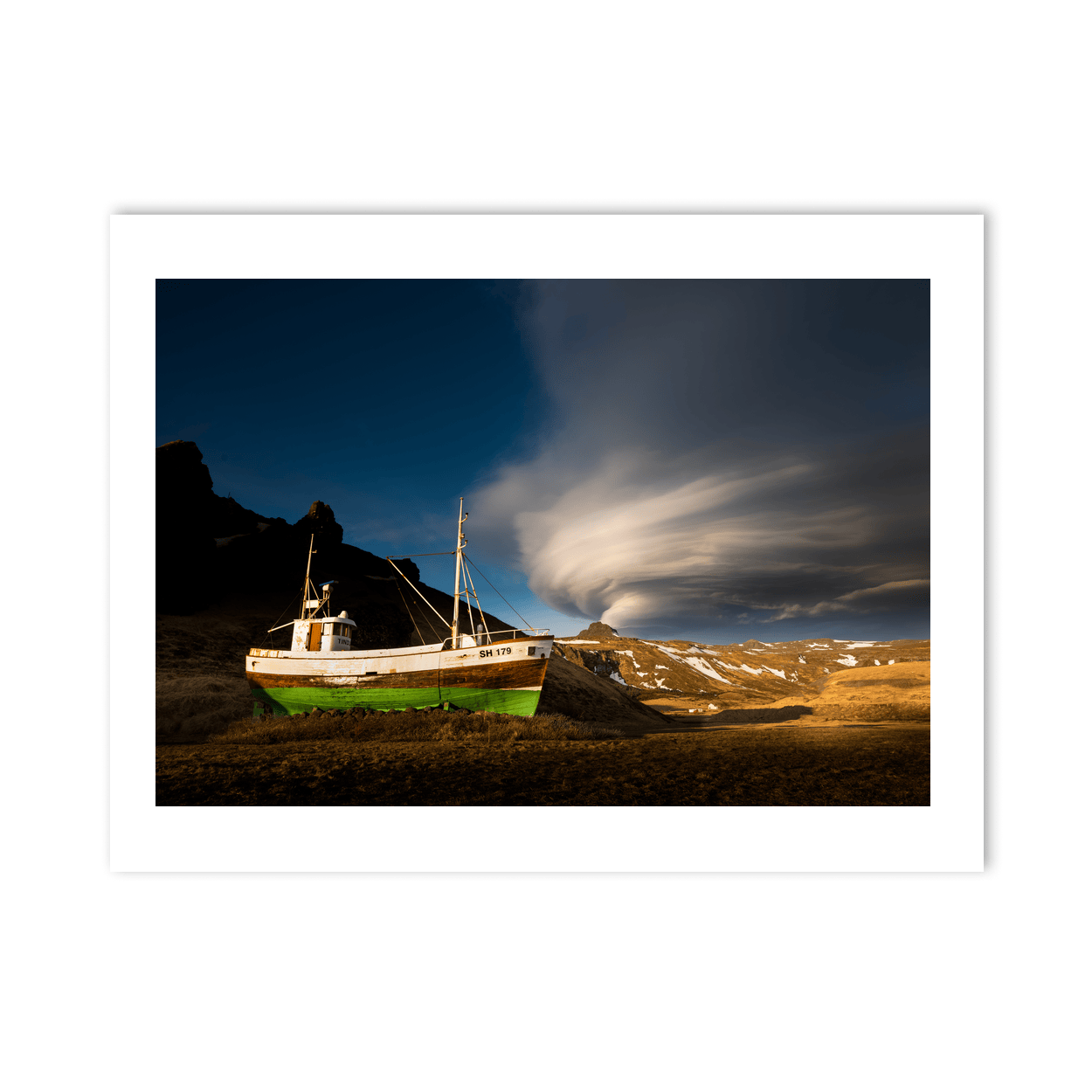 abandoned-fishing-boat-lenticular-clouds-iceland PM