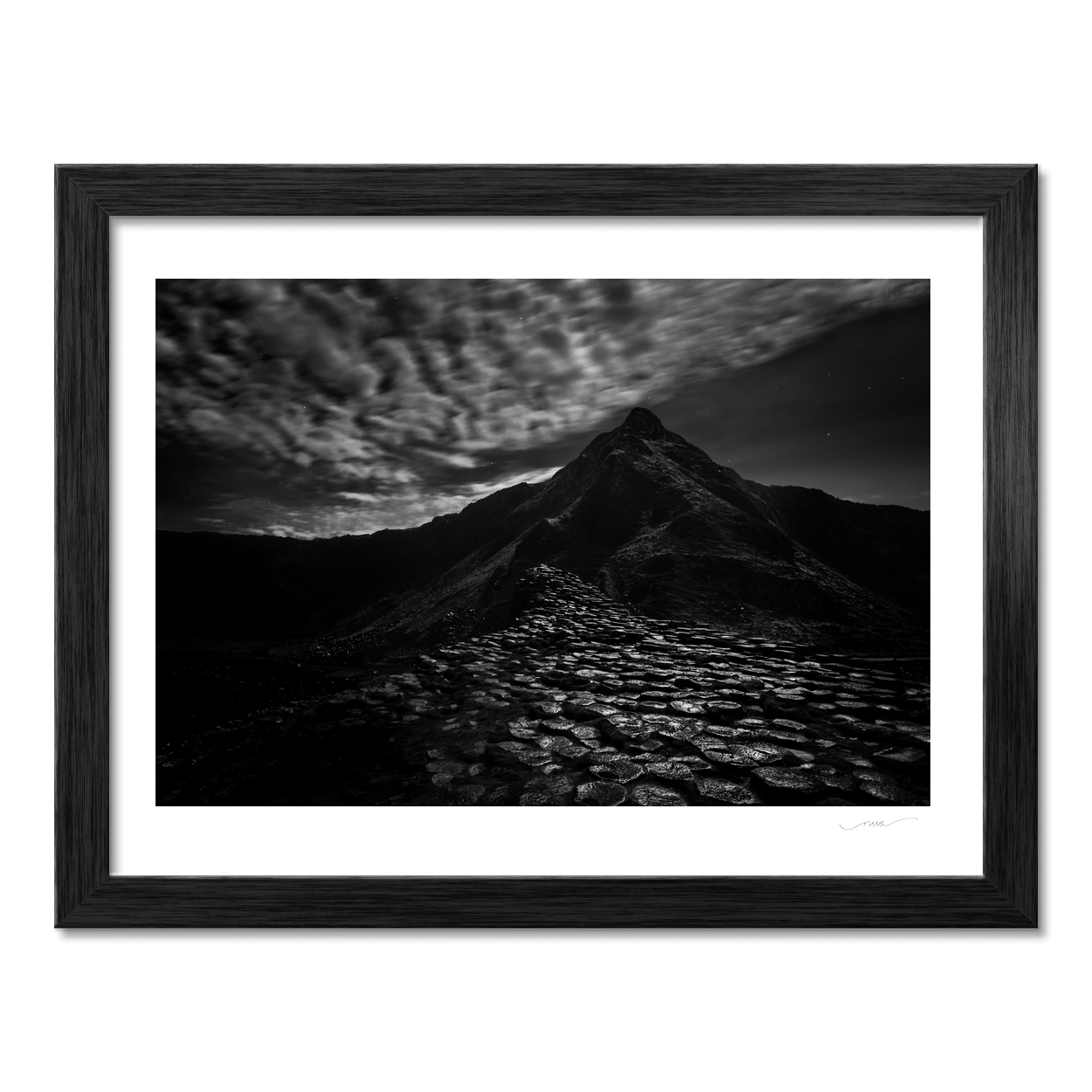 giants-causeway-basalt-columns-moonlit-night PM