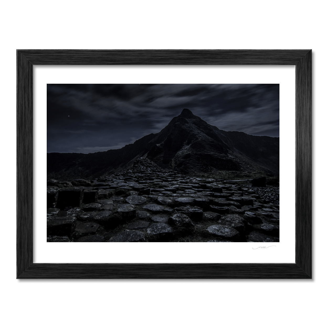 giants-causeway-hexagonal-columns-night PM