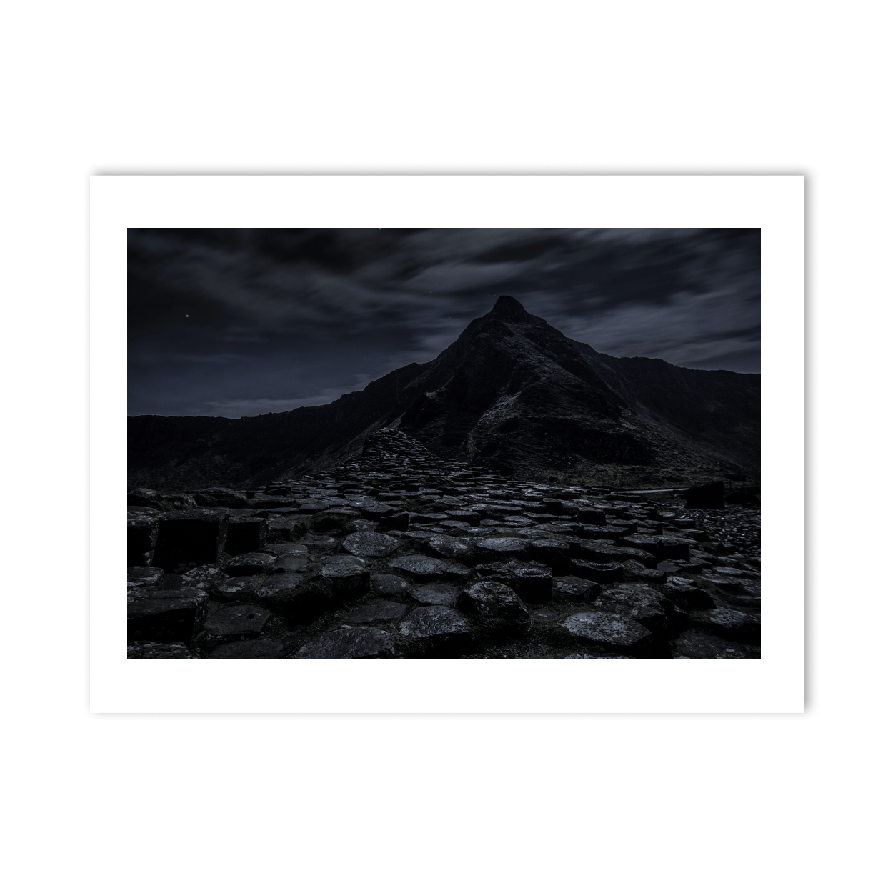 giants-causeway-hexagonal-columns-night PM