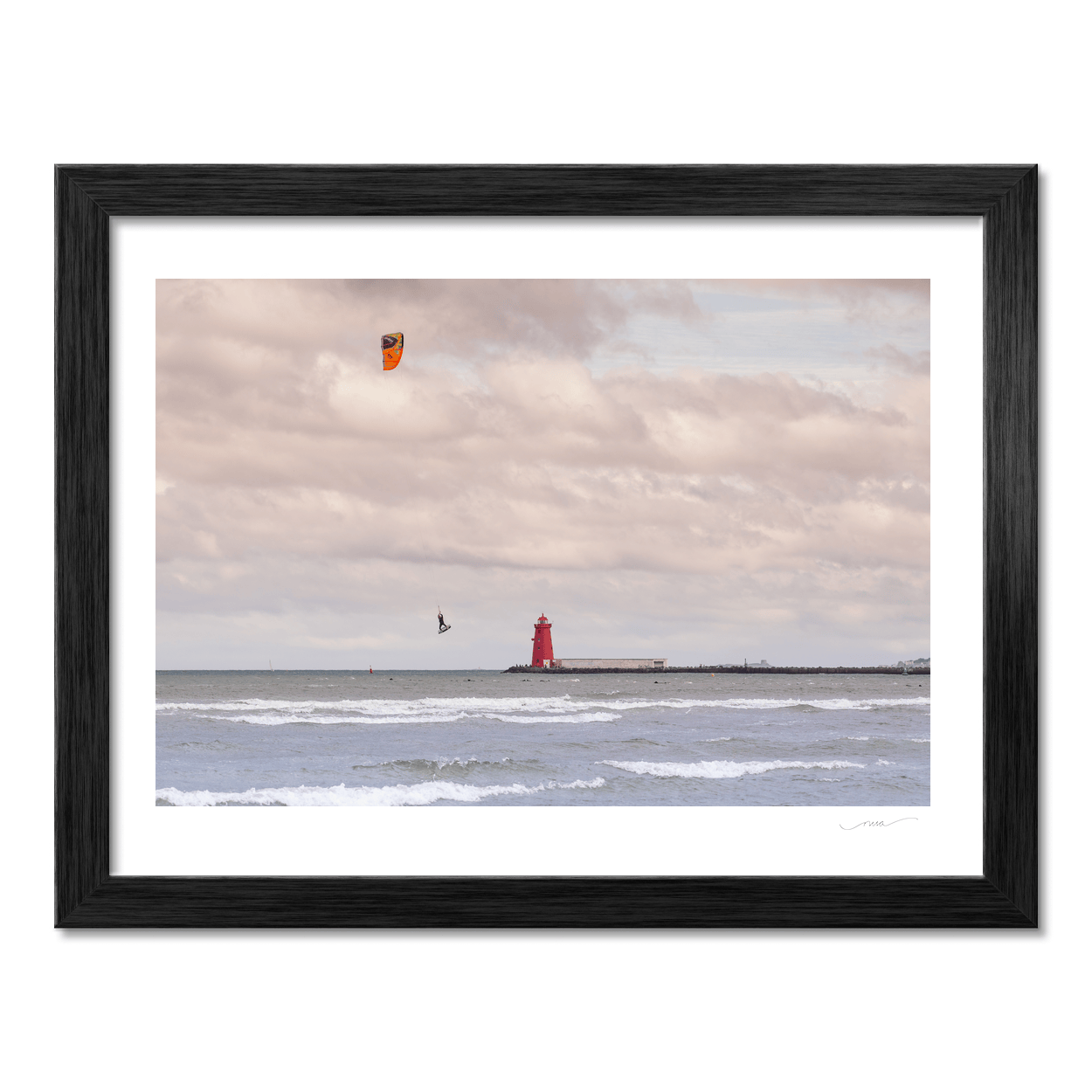 kitesurfer-big-air-poolbeg-lighthouse PM