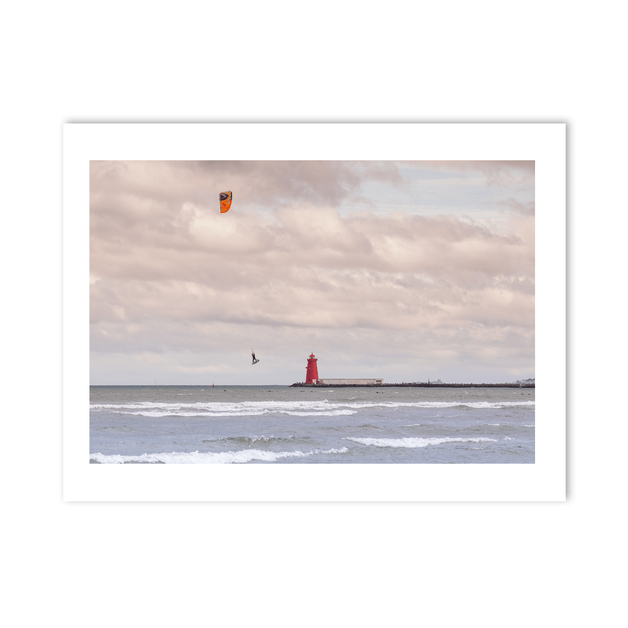 kitesurfer-big-air-poolbeg-lighthouse PM