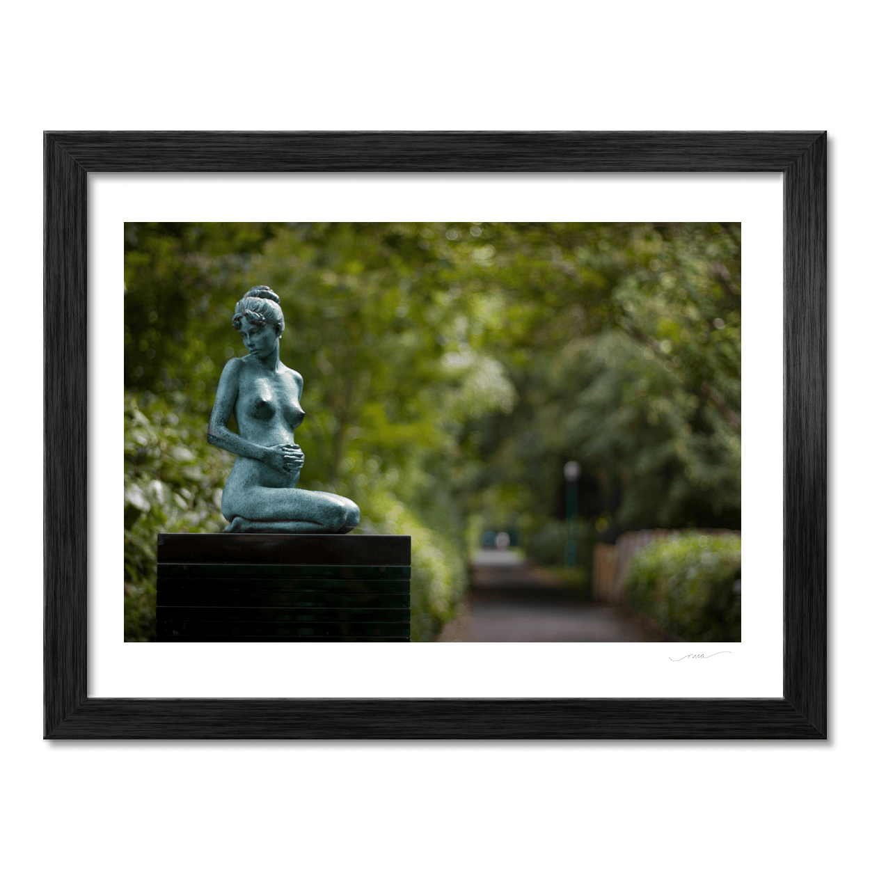 merrion-square-park-bronze-statue-seated-figure PM