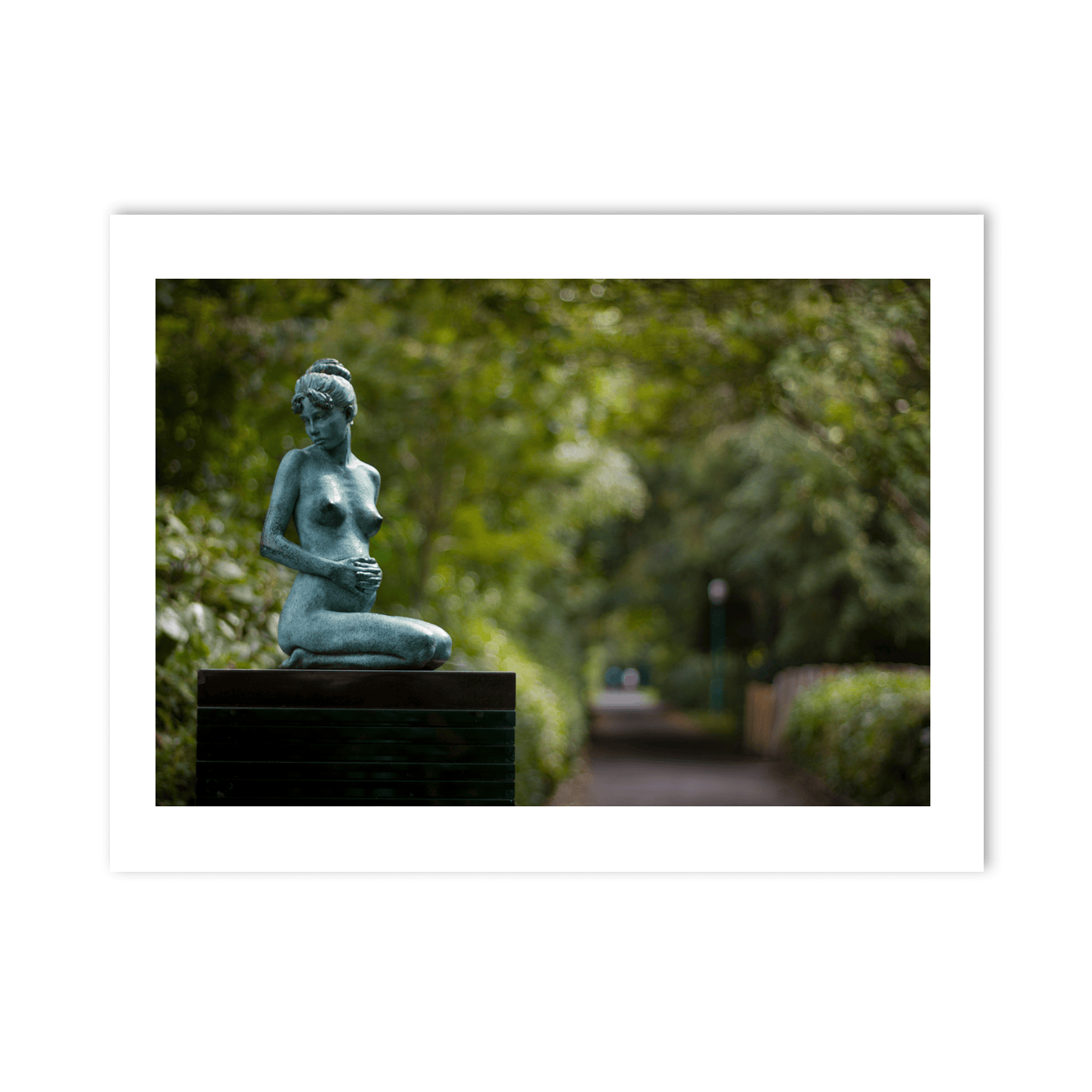 merrion-square-park-bronze-statue-seated-figure PM