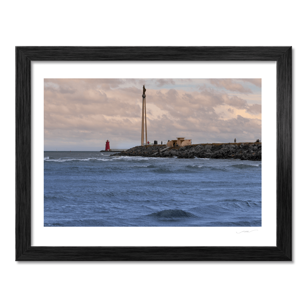 poolbeg-lighthouse-our-lady-statue-choppy-seas PM