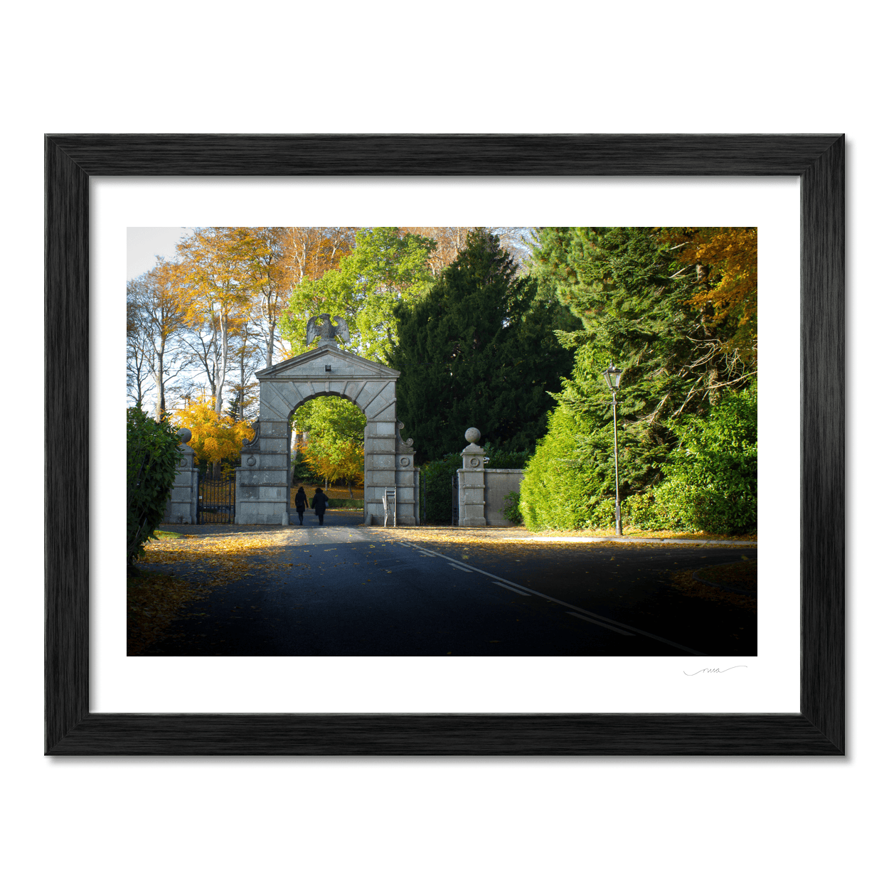 powerscourt-gate-autumn-leaves-walkers PM